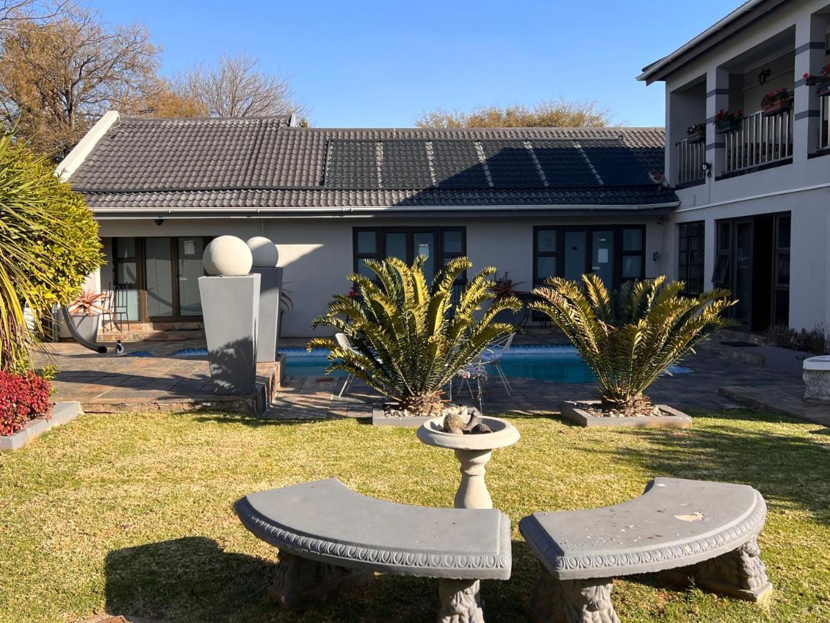 2 Op Terblanche Guesthouse Boksburg Esterno foto