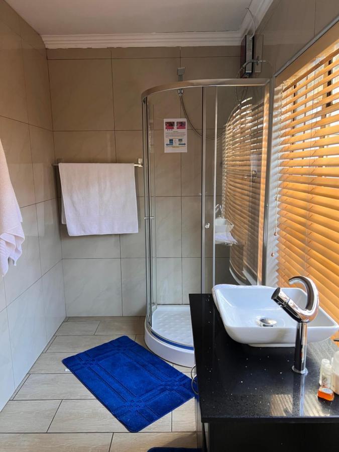 2 Op Terblanche Guesthouse Boksburg Esterno foto