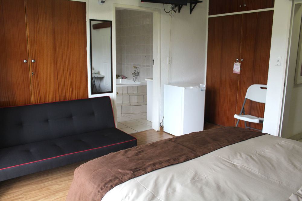 2 Op Terblanche Guesthouse Boksburg Esterno foto